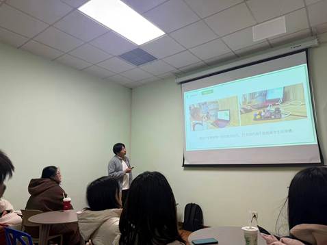 一群人在房间里 AI 生成的内容可能不正确。