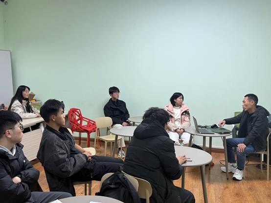 一群人坐在桌子前 AI 生成的内容可能不正确。