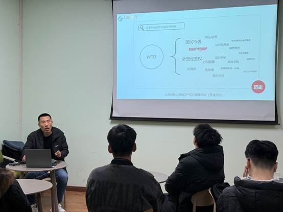 一群人站在屏幕前 AI 生成的内容可能不正确。