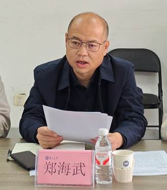 一群人坐在桌子前 AI 生成的内容可能不正确。 一群人坐在桌子前 AI 生成的内容可能不正确。