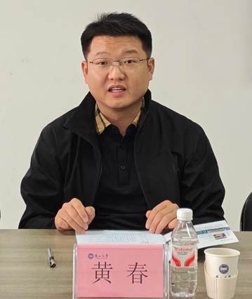 男人和女人在桌子边 AI 生成的内容可能不正确。 男人和女人在桌子边 AI 生成的内容可能不正确。