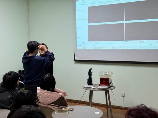 图片包含 室内, 人, 桌子, 女人 AI 生成的内容可能不正确。